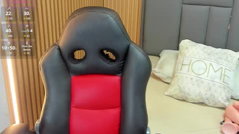 Snapshot of meganzarick chatting on November 14, 2:43 am M E G A N online show from November 14, 2:43 am