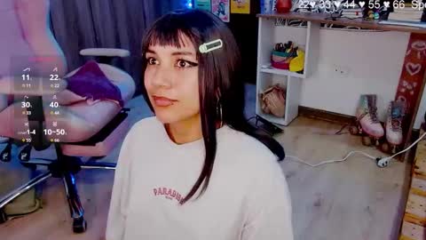Snapshot of mel_dahlia chatting on December 18, 6:10 am Melissa - - Please help me to reach 100 thumbs up online show from December 18, 6:10 am