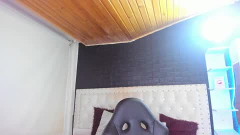 Melanie  online show from February 25, 7:20 am