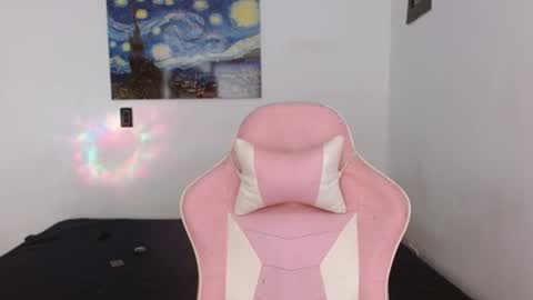 Snapshot of melhoneymoon chatting on October 22, 12:11 am Mel online show from October 22, 12:11 am