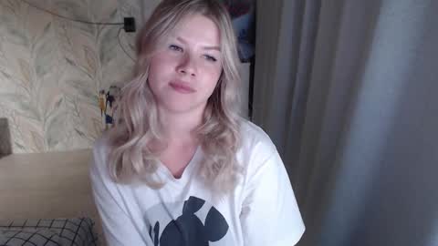 Melissa  Ray online show from September 28, 5:40 pm