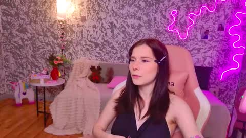 mellhyees online show from March 27, 5:12 pm