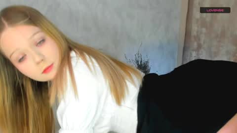 Snapshot of melmooon chatting on December 2, 1:46 pm MelMooon online show from December 2, 1:46 pm