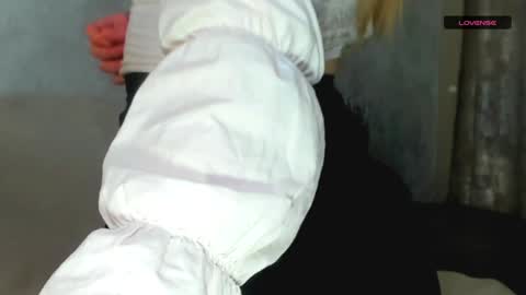 Snapshot of melmooon chatting on December 18, 6:35 pm MelMooon online show from December 18, 6:35 pm