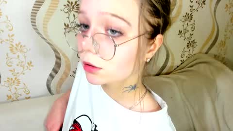 Snapshot of melmooon chatting on November 18, 1:59 pm MelMooon online show from November 18, 1:59 pm