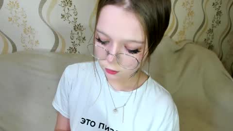 Snapshot of melmooon chatting on December 18, 2:50 am MelMooon online show from December 18, 2:50 am