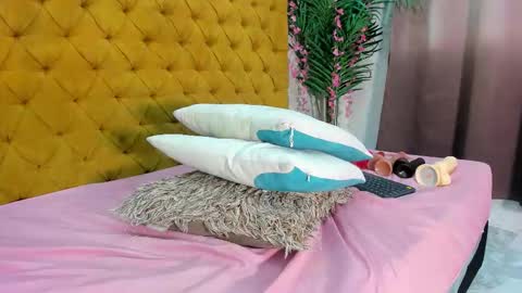 Snapshot of meloddy_megann chatting on November 15, 10:37 pm Melody online show from November 15, 10:37 pm