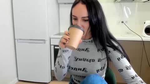 Snapshot of melodyhewit chatting on December 22, 9:50 am Masha online show from December 22, 9:50 am