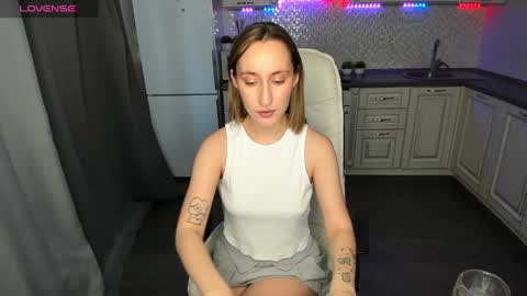 Snapshot of melodyoflovee chatting on December 18, 7:47 am Kaylie online show from December 18, 7:47 am