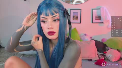 Snapshot of menasaurio_ chatting on December 5, 7:38 pm Mena Help me reach 700 thumbs up online show from December 5, 7:38 pm