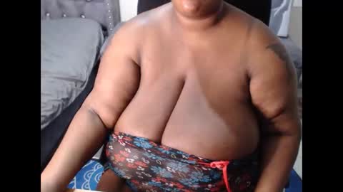 Snapshot of mency1980 chatting on November 7, 6:52 pm bigboobsass online show from November 7, 6:52 pm