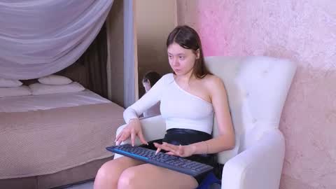 Snapshot of meow_mellie chatting on March 11, 4:32 am meow_mellie online show from March 11, 4:32 am