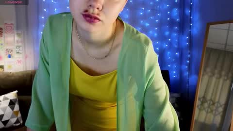Snapshot of meow_mellie chatting on September 15, 2:33 am meow_mellie online show from September 15, 2:33 am