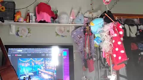 gurlnips online show from January 28, 7:10 pm