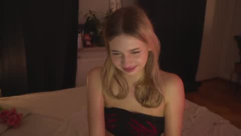 Snapshot of mermaids_ chatting on December 21, 11:45 pm Lara OFFLINE online show from December 21, 11:45 pm