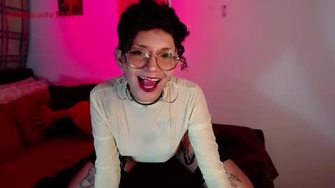 Snapshot of metamorfe333 chatting on October 21, 12:00 am Mor online show from October 21, 12:00 am