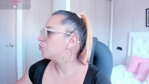 Snapshot of mhonikabelucci__1 chatting on September 29, 9:30 pm Mhonika online show from September 29, 9:30 pm