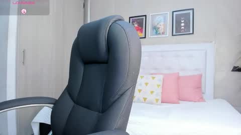 Snapshot of mhonikabelucci__1 chatting on October 6, 12:35 pm Mhonika online show from October 6, 12:35 pm