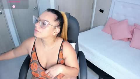 Snapshot of mhonikabelucci__1 chatting on October 9, 11:30 am Mhonika online show from October 9, 11:30 am