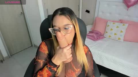 Snapshot of mhonikabelucci__1 chatting on October 10, 1:10 pm Mhonika online show from October 10, 1:10 pm