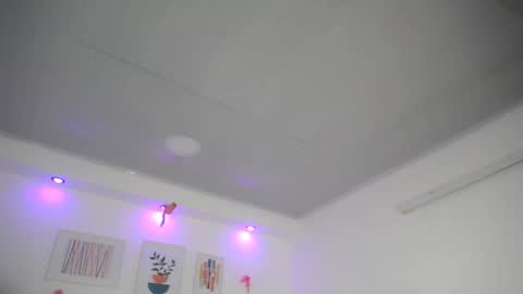 Snapshot of mia18_queen chatting on December 21, 10:06 am mia18_queen online show from December 21, 10:06 am