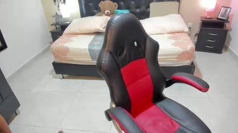 Mia  online show from February 10, 5:00 am