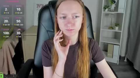 Snapshot of mia_e1fie chatting on November 3, 9:21 am mia_e1fie online show from November 3, 9:21 am