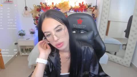 Snapshot of mia_jonnees chatting on December 9, 3:33 pm online show from December 9, 3:33 pm