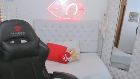 Snapshot of mia_jonnees chatting on January 15, 4:00 pm online show from January 15, 4:00 pm