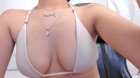 Snapshot of mia_jonnees chatting on January 16, 3:24 pm online show from January 16, 3:24 pm