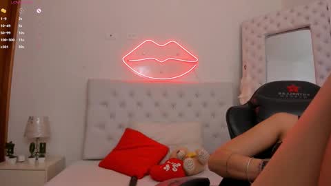 Snapshot of mia_jonnees chatting on January 28, 3:14 pm online show from January 28, 3:14 pm