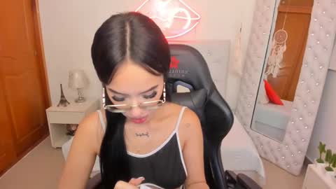 Snapshot of mia_jonnees chatting on February 6, 12:37 pm online show from February 6, 12:37 pm