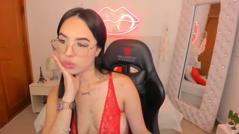 Snapshot of mia_jonnees chatting on February 8, 12:50 pm online show from February 8, 12:50 pm