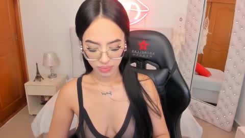 Snapshot of mia_jonnees chatting on February 12, 12:44 pm online show from February 12, 12:44 pm