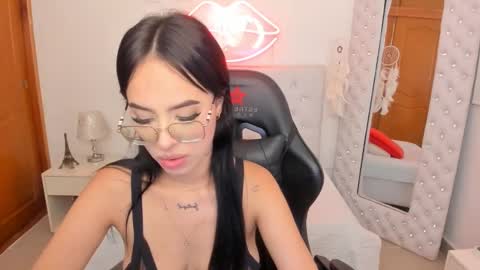 Snapshot of mia_jonnees chatting on February 12, 3:49 pm online show from February 12, 3:49 pm