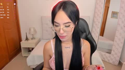 Snapshot of mia_jonnees chatting on February 17, 1:21 pm online show from February 17, 1:21 pm