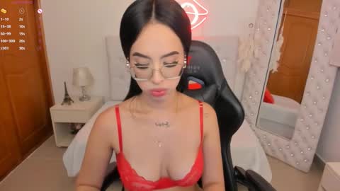 Snapshot of mia_jonnees chatting on February 23, 7:38 pm online show from February 23, 7:38 pm