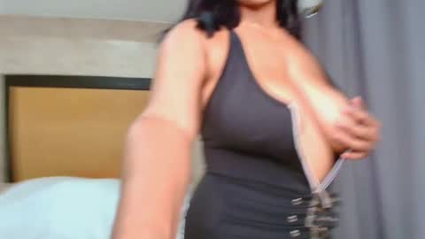 MIALOPEZ      .     Y      .      online show from September 18, 7:05 pm