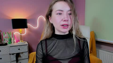 Mia online show from November 12, 8:04 am