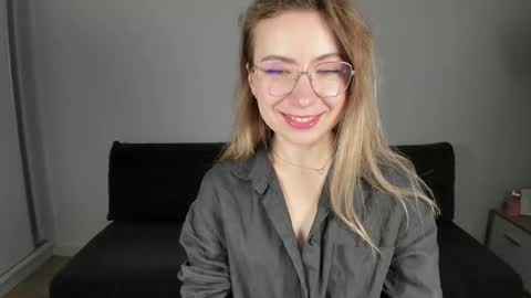 Mia online show from December 21, 2:35 pm