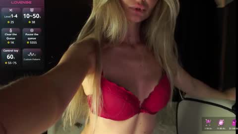 Snapshot of mia_mils chatting on December 13, 8:04 pm online show from December 13, 8:04 pm