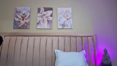 Mia online show from April 9, 11:37 am