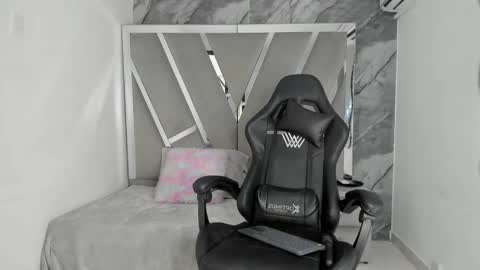 mia_petiteht online show from April 7, 9:15 pm