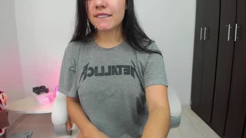 Snapshot of mia_rise chatting on January 8, 5:37 pm Mia online show from January 8, 5:37 pm