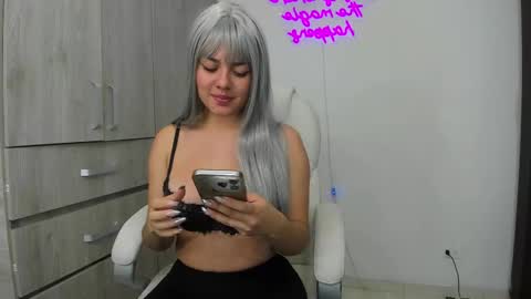 Snapshot of mia_rise chatting on February 22, 3:23 am Mia online show from February 22, 3:23 am