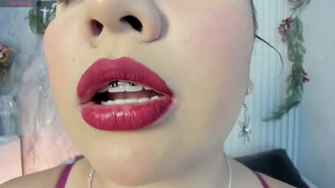 Snapshot of mia_roux13 chatting on November 8, 1:50 am Mia Roux online show from November 8, 1:50 am