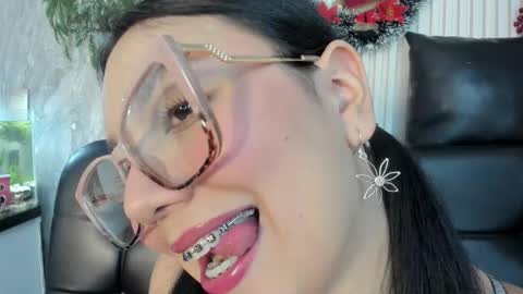 Snapshot of mia_roux13 chatting on November 20, 4:01 am Mia Roux online show from November 20, 4:01 am