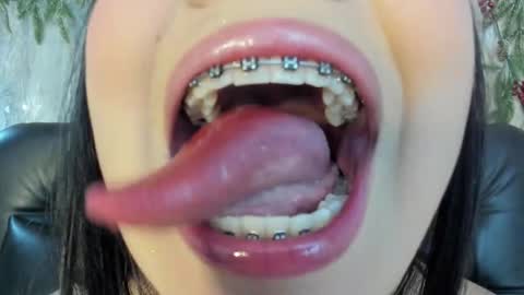 Snapshot of mia_roux13 chatting on November 30, 5:22 am Mia Roux online show from November 30, 5:22 am