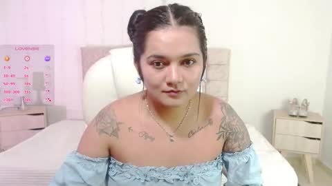 Snapshot of mia_traveluxe chatting on October 21, 11:27 pm Mia online show from October 21, 11:27 pm