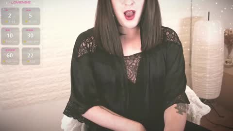 Snapshot of mia_wallase chatting on December 28, 3:37 pm mia_wallase online show from December 28, 3:37 pm